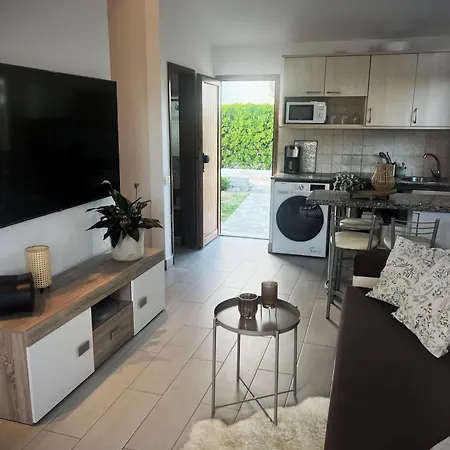 Apartment Buzzstays: 1-bed Bungalow, Garden, Near Yumbo &